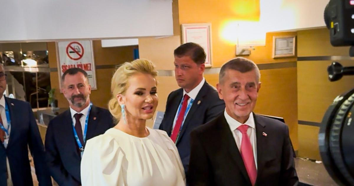 "Dáme selfie," žertoval Babiš, s Pavlem se v Ankaře účastní neformální večeře