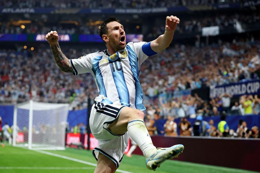 Jeden z největších obratů dějin. Egypt měl obhájce na lopatě, pak zase úřadoval Messi