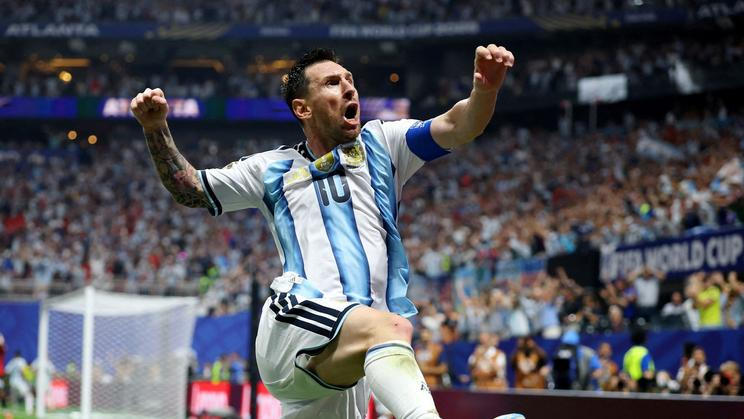 Lionel Messi slaví gól v osmifinále MS 2026 mezi Argentinou a Egyptem.