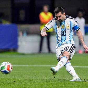 Lionel Messi neproměňuje penaltu v osmifinále MS 2026.