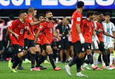 Předčasná radost egyptských fotbalistů z neuznaného gólu v osmifinále MS 2026 proti Argentině