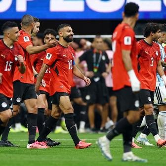 Předčasná radost egyptských fotbalistů z neuznaného gólu v osmifinále MS 2026 proti Argentině