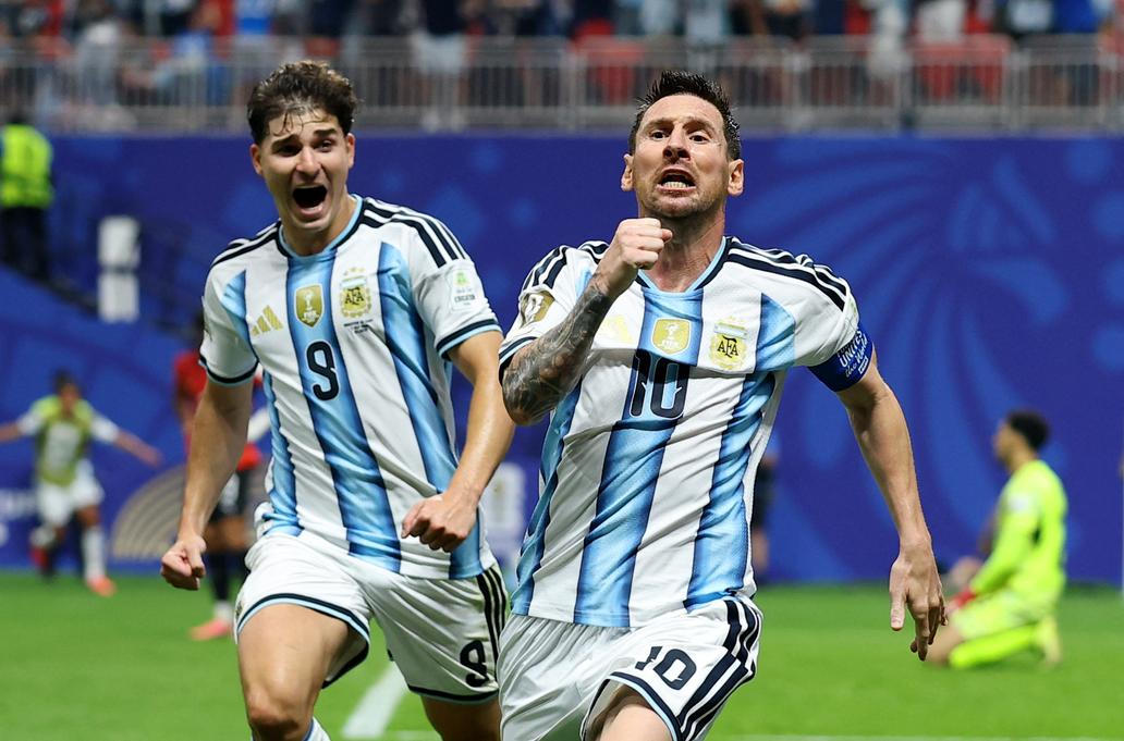 Lionel Messi slaví gól v osmifinále MS 2026 mezi Argentinou a Egyptem.
