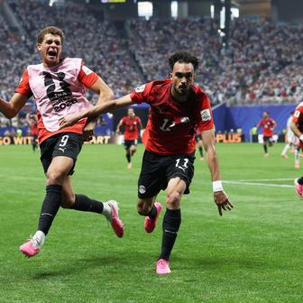 Radost fotbalistů Egypta v zápase osmifinále MS 2026 proti Argentině