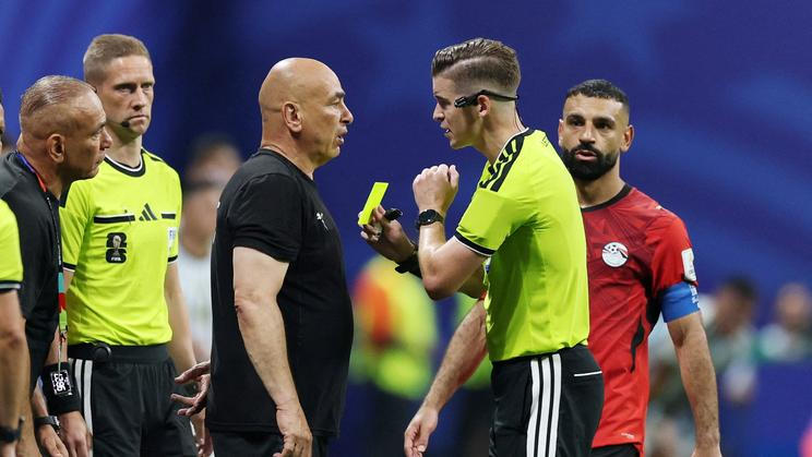 Egyptský trenér Husam Hasan v debatě s rozhodčím Francoisem Letexierem v osmifinále MS 2026 mezi Egyptem a Argentinou