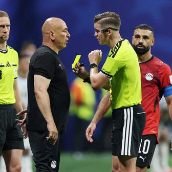 Egyptský trenér Husam Hasan v debatě s rozhodčím Francoisem Letexierem v osmifinále MS 2026 mezi Egyptem a Argentinou