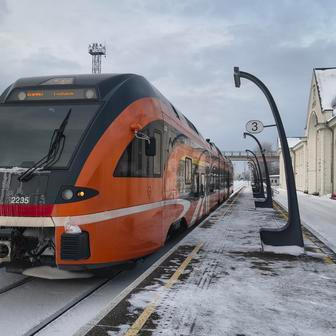 Jednotka Stadler společnosti Elron na cestě z Rigy do Tallinnu právě dojela do pohraniční stanice ve městě Valga. Dříve tady bylo nutné i několik hodin čekat, v poslední době se ale oběma státům podařilo vytvořit přímé spojení. Valga/Valka, 23. února 2026.