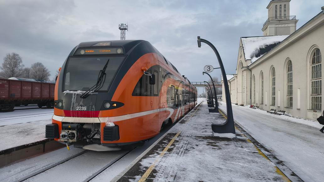 Jednotka Stadler společnosti Elron na cestě z Rigy do Tallinnu právě dojela do pohraniční stanice ve městě Valga. Dříve tady bylo nutné i několik hodin čekat, v poslední době se ale oběma státům podařilo vytvořit přímé spojení. Valga/Valka, 23. února 2026.