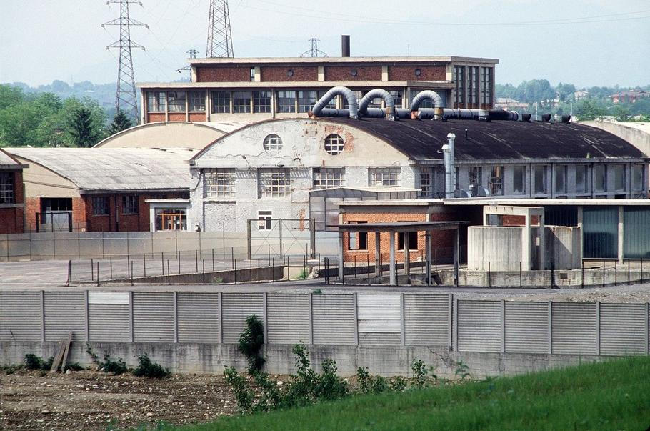Areál chemické továrny ICMESA, snímek je z roku 1983. Seveso 1976: – chemický Černobyl: 30 kg jedu a tváře poznamenané navždy, Magazín, codagalerie