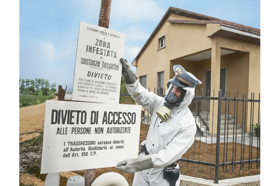 Příslušník Carabinieri instaluje výstražnou ceduli v zamořené zóně po úniku dioxinu. Seveso 1976: – chemický Černobyl: 30 kg jedu a tváře poznamenané navždy, Magazín, codagalerie
