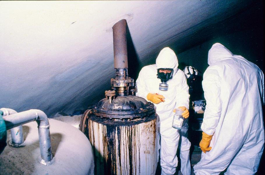 Dva roky po havárii odebírají odborníci vzorky z epicentra katastrofy pro analýzu. Seveso 1976: – chemický Černobyl: 30 kg jedu a tváře poznamenané navždy, Magazín, codagalerie