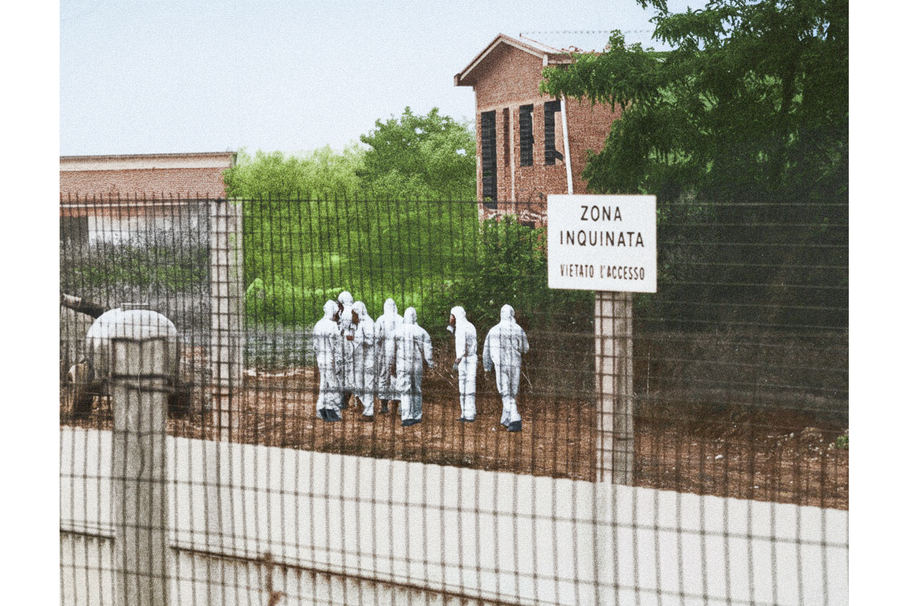 Cedule ZONA INQUINATA / VIETATO L'ACCESSO (KONTAMINOVANÁ ZÓNA / VSTUP ZAKÁZÁN) ohraničuje oblast zasaženou dioxinem. Seveso 1976: – chemický Černobyl: 30 kg jedu a tváře poznamenané navždy, Magazín, codagalerie