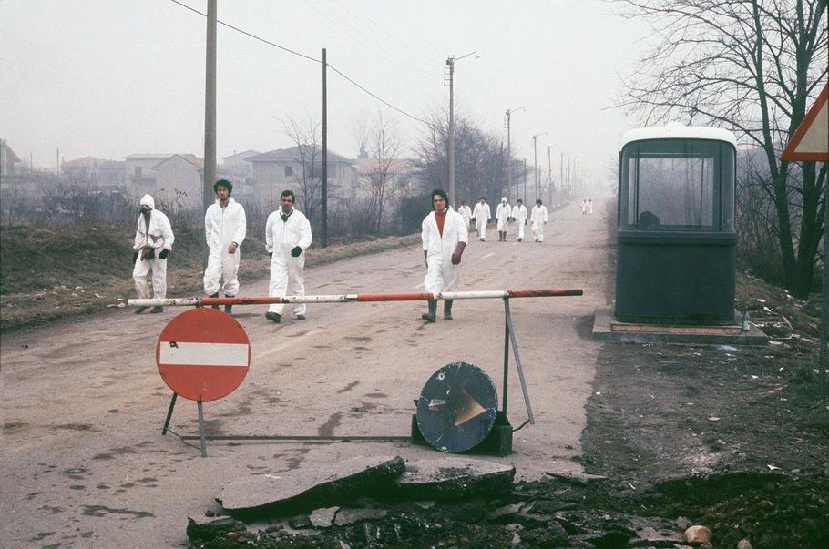 Likvidátoři v ochranných oblecích opouštějí uzavřenou a kontaminovanou zónu A. Seveso 1976: – chemický Černobyl: 30 kg jedu a tváře poznamenané navždy, Magazín, codagalerie