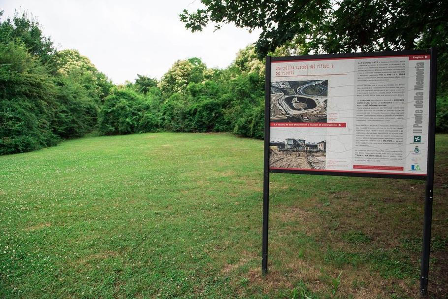 Informační tabule v parku Bosco delle Querce, Seveso, park byl vybudován na místě zamořeném dioxinem po havárii v roce 1976. Seveso 1976: – chemický Černobyl: 30 kg jedu a tváře poznamenané navždy, Magazín, codagalerie