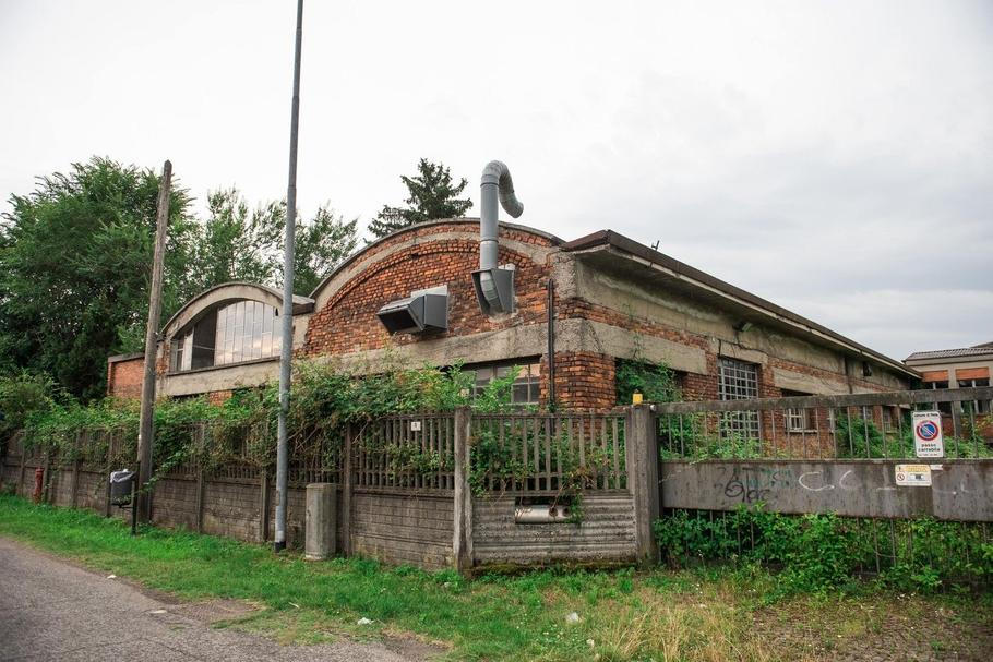 Opuštěná průmyslová budova v areálu bývalé továrny ICMESA. Snímek je z roku 2021. Seveso 1976: – chemický Černobyl: 30 kg jedu a tváře poznamenané navždy, Magazín, codagalerie