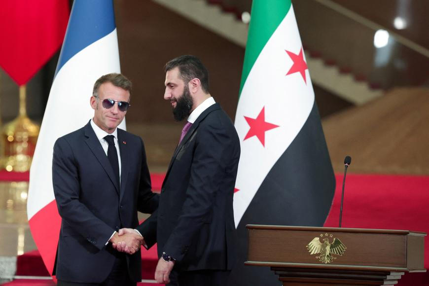 Macron jen o fous unikl výbuchům v Damašku, v paláci jednal s „favoritem“ Západu