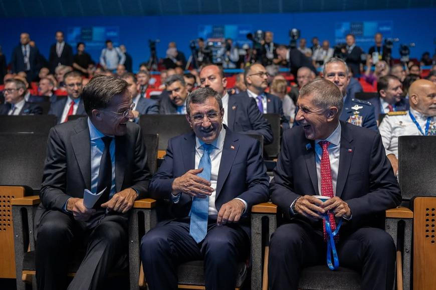 Jako by byli na jiné večeři. Pavel řešil bezpečnost, Babiš fotbal a Melanii