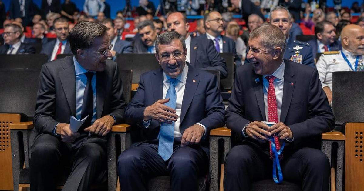 Jako by byli na jiné večeři. Pavel řešil bezpečnost, Babiš fotbal a Melanii