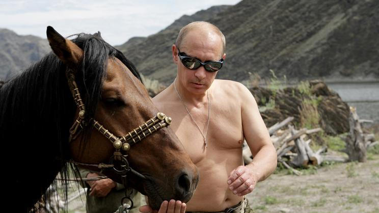 Ruský prezident Vladimir Putin pózuje s koněm během dovolené poblíž města Kyzyl na jihu Sibiře v roce 2009.