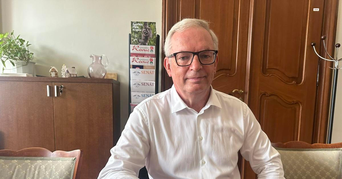 Babiš ani Klempíř tady ještě nebyli, říká senátor Smoljak. Promluvil také o souboji s Peckovou