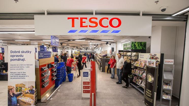 Tesco - nový formát "sousedského obchodu" - nakupování, zákazníci, zboží, pečivo, lahůdky, mražené zboží, regály, scan