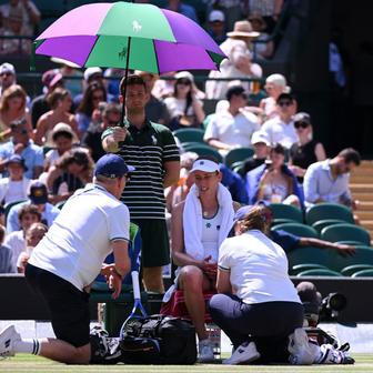 Ošetřovaná Elise Mertensová ve čtvrtfinále Wimbledonu 2026