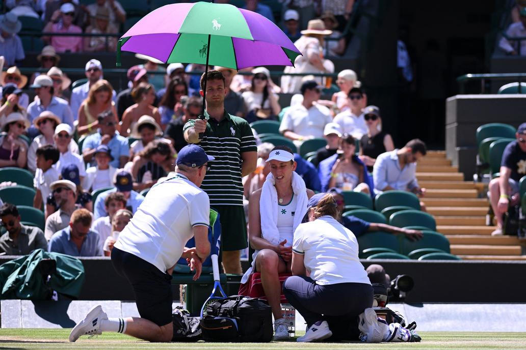 Ošetřovaná Elise Mertensová ve čtvrtfinále Wimbledonu 2026