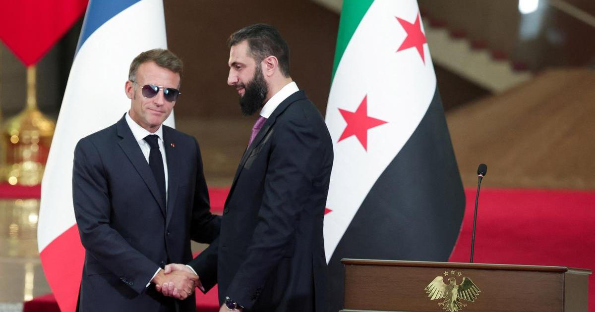 Macron jen o fous unikl výbuchům v Damašku, v paláci jednal s „favoritem“ Západu