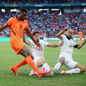Nussajír Mazráví (vpravo) v zápase Maroko - Nizozemsko na MS 2026