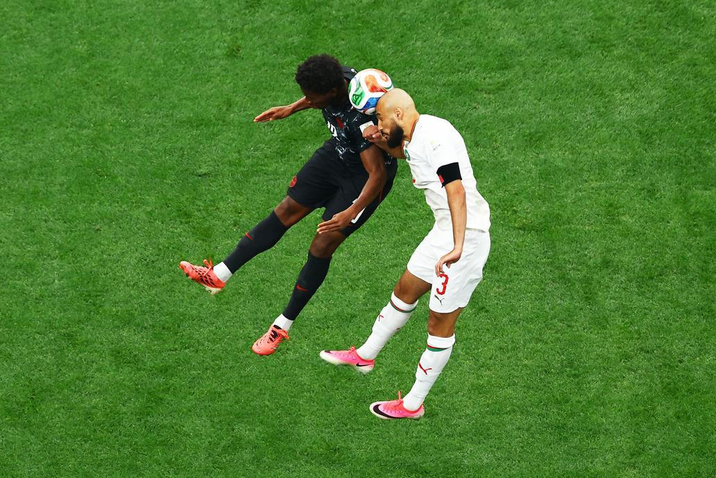 Nussajír Mazráví (vpravo) v zápase Maroko - Kanada na MS 2026
