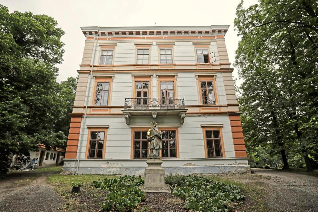 Korozluky, Mostecko, Miroslav Perout, Jana Peroutová, manželé, zámek Korozluky