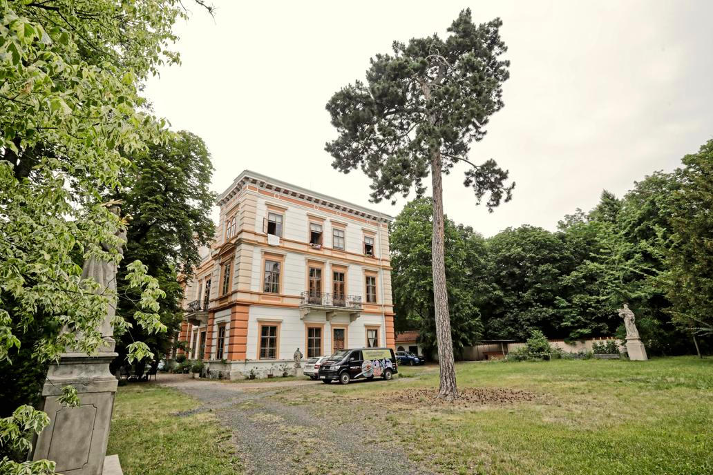 Korozluky, Mostecko, Miroslav Perout, Jana Peroutová, manželé, zámek Korozluky