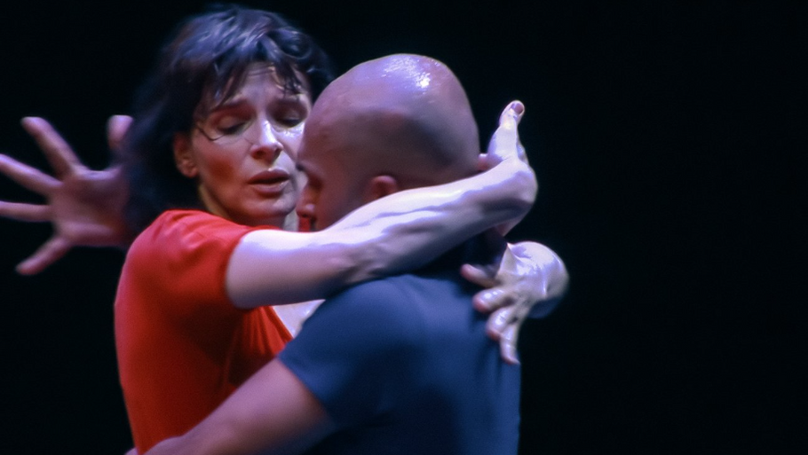 Juliette Binocheová a tanečník Akram Khan v dokumentu V nás (2025), který herečka rovněž režírovala. Snímek letos představí na MFF Karlovy Vary.