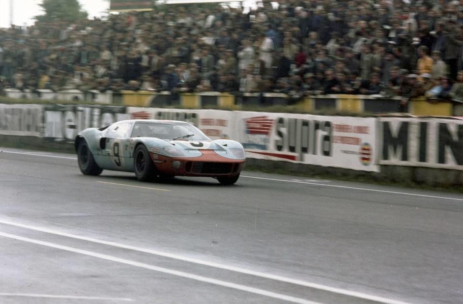 Pedro Rodríguez a Lucien Bianchi, vítězové 24 hodin Le Mans 1968, s legendárním Fordem GT40