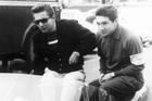Bratři Ricardo a Pedro Rodríguezové s vozem Ferrari Dino 196 S na snímku z roku 1960