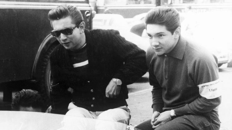 Bratři Ricardo a Pedro Rodríguezové s vozem Ferrari Dino 196 S na snímku z roku 1960