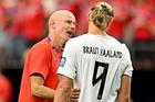 Norský trenér Ståle Solbakken a Erling Haaland na MS 2026