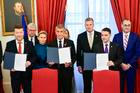 Tomio Okamura, Andrej Babiš, Petr Macinka, politik, podpis koaliční smlouvy