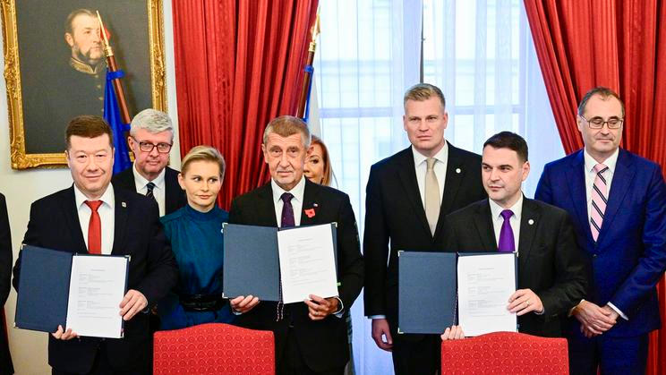 Tomio Okamura, Andrej Babiš, Petr Macinka, politik, podpis koaliční smlouvy