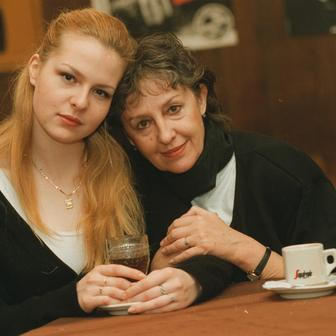 Nina Divíšková s dcerou v roce 1996.