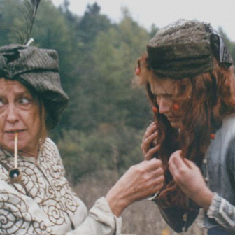 Nina Divíšková a Aňa Geislerová ve filmu F. A. Brabce Kytice (2000).
