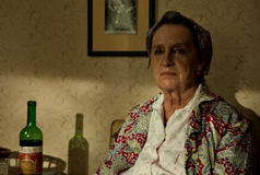 Nina Divíšková jako babička ve filmovém dramatu o sovětské okupaci Československa Anglické jahody (2008).