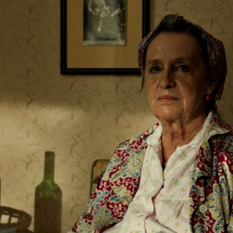 Nina Divíšková jako babička ve filmovém dramatu o sovětské okupaci Československa Anglické jahody (2008).