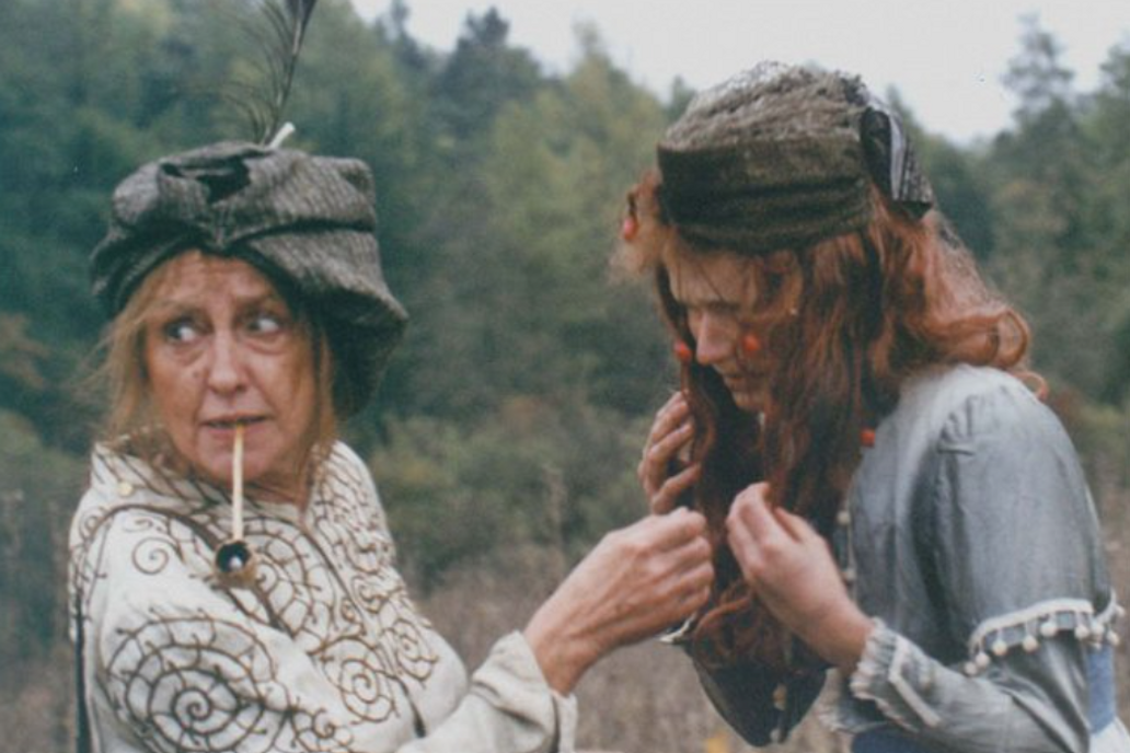 Nina Divíšková a Aňa Geislerová ve filmu F. A. Brabce Kytice (2000).