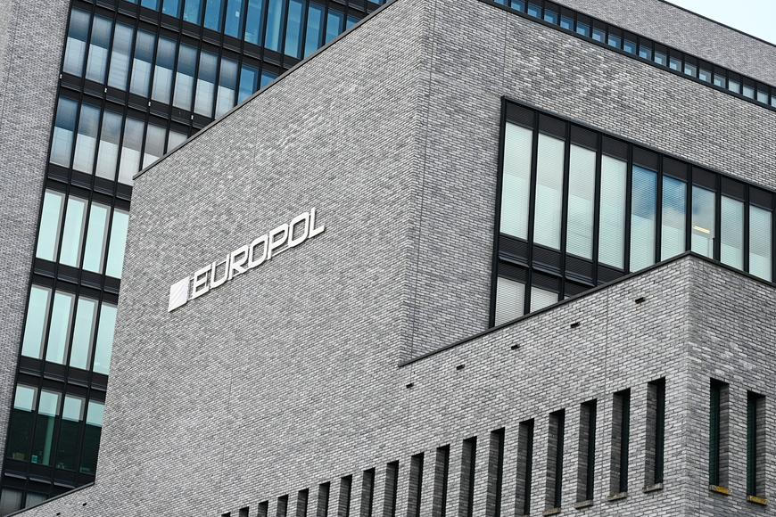 EU chce dát Europolu větší pravomoci. Má rychleji reagovat na organizovaný zločin