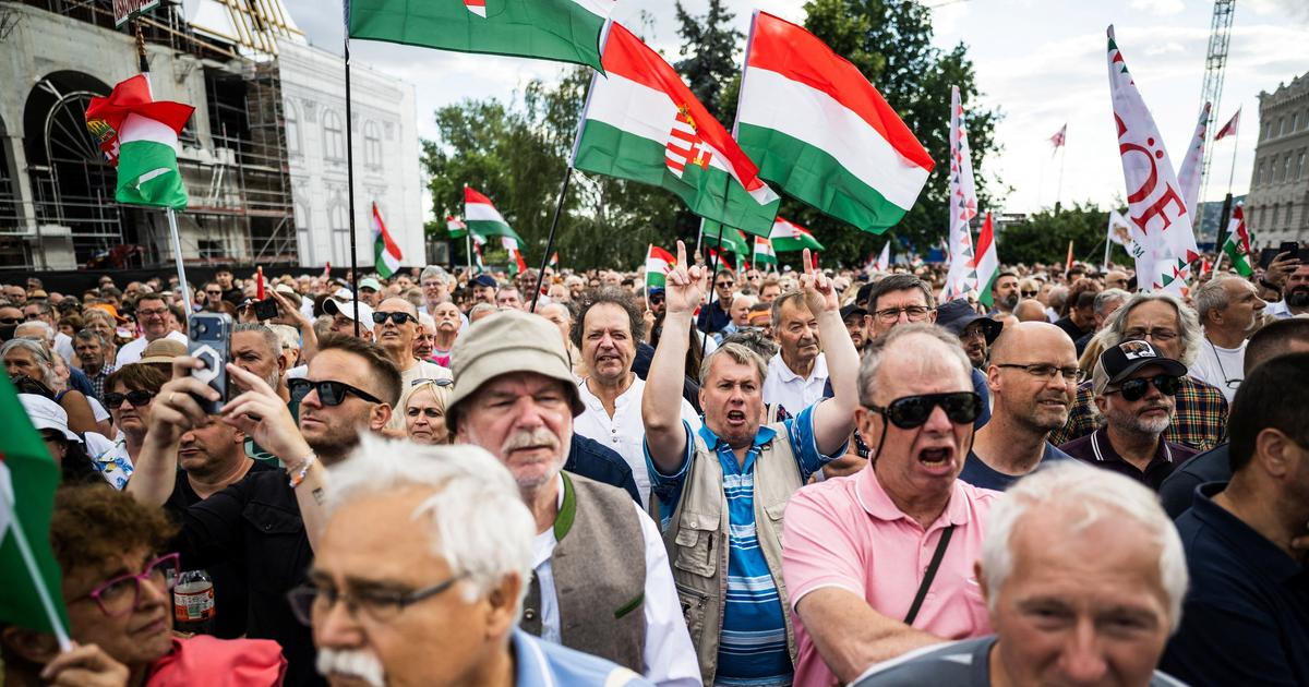 "Stop tyranii." Orbánovi přívrženci v Budapešti protestovali proti odvolávání prezidenta