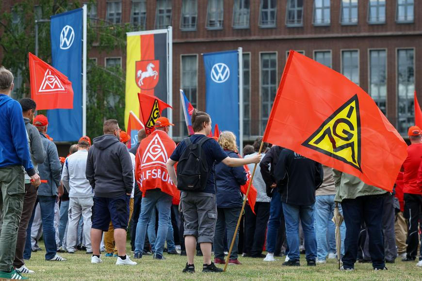 Chystá se propouštění? Volkswagen schválil drastické omezení výroby