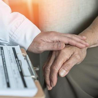 Mezinárodní studie zveřejněná v odborném časopise Neurology odhalila dosud málo známý, ale znepokojivý příznak spojený s Alzheimerovou chorobou
