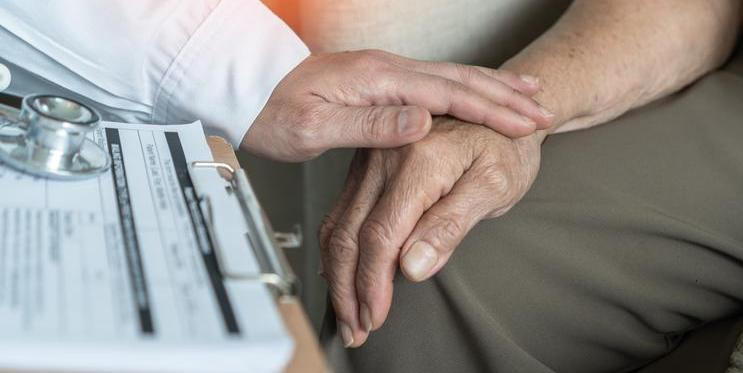 Mezinárodní studie zveřejněná v odborném časopise Neurology odhalila dosud málo známý, ale znepokojivý příznak spojený s Alzheimerovou chorobou