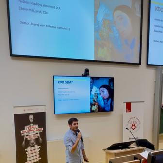 Kdo je Cyril Děckař? Doktor, kterej vám to řekne na rovinu.